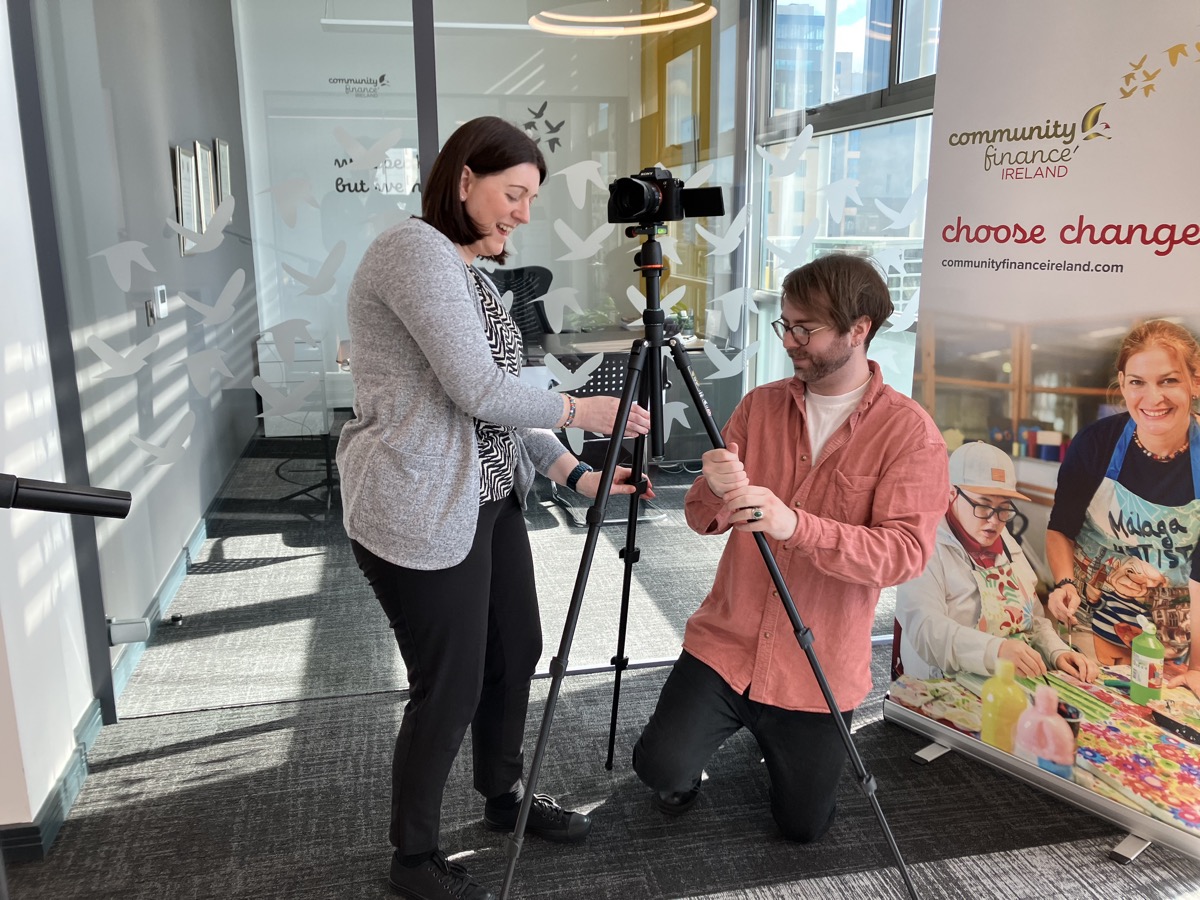 Coaching a course participant on setting up the camera
